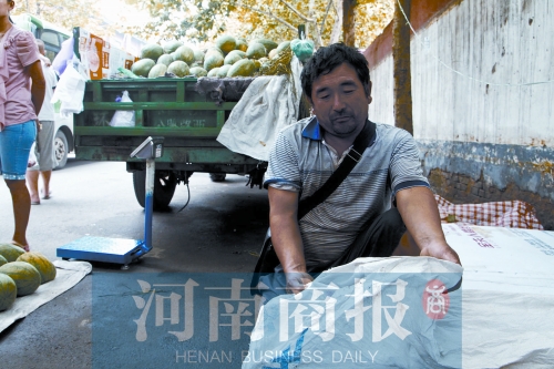 錢包就裝在這個編織袋里，枕在老陳頭下，沒想到還是被偷走了 實(shí)習(xí)生 唐韜/攝