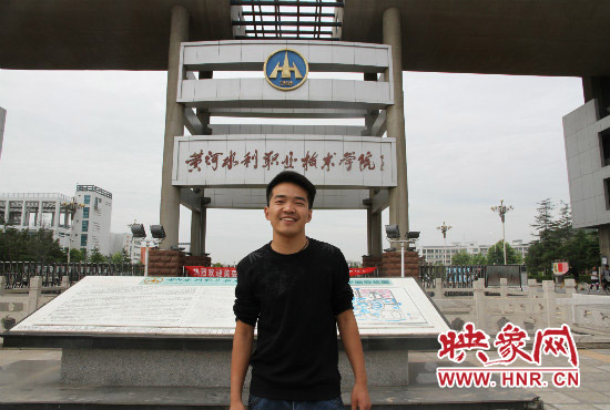 90后大學(xué)生跳黃河勇救3人 邢二朋:樂(lè)活的“熱心腸” 90后大學(xué)生跳黃河勇救3人 邢二朋:樂(lè)活的“熱心腸”