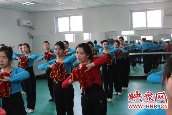 舞蹈室里，張巧英正在糾正學生的舞蹈動作