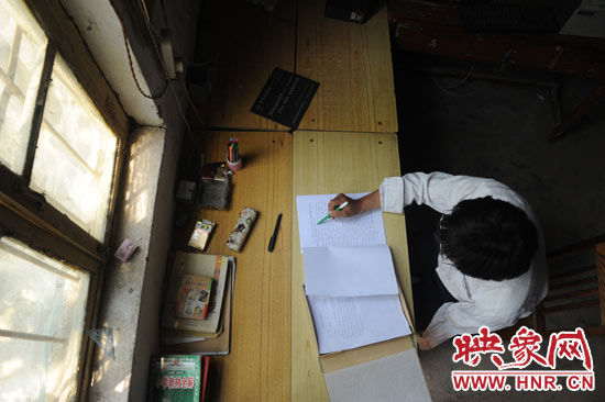 圖為王格現(xiàn)在審閱文件。