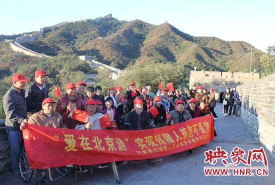 旅游對(duì)于殘疾人朋友來(lái)說(shuō)比正常人要困難許多，2011年，劉小琴帶領(lǐng)殘障朋友登上了長(zhǎng)城。