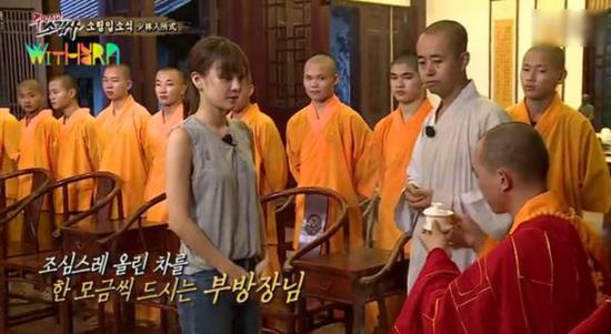 圖為具荷拉向方丈奉茶。