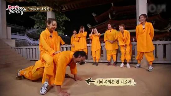 陸重烷接受懲罰做俯臥撐，女星具荷拉坐其背上。