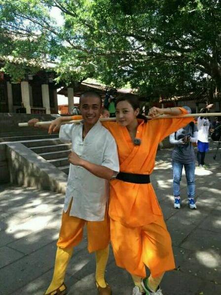 這些參加節(jié)目的女星當中既有歌手，又有演員，都是時尚年輕且受歡迎的女星。