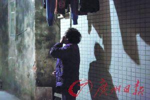 女姐在講述自己老伴幾年前在保姆的“照料”下去世的經(jīng)歷，神色悲傷。廣州日報記者陳憂子