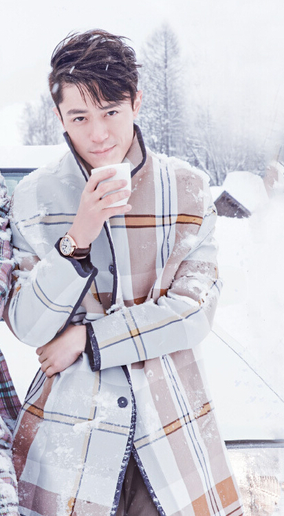 胡歌和霍建華為雜志拍攝了一組封面照，二人穿著同款風(fēng)衣，在白雪中端著咖啡，恩愛“虐狗”