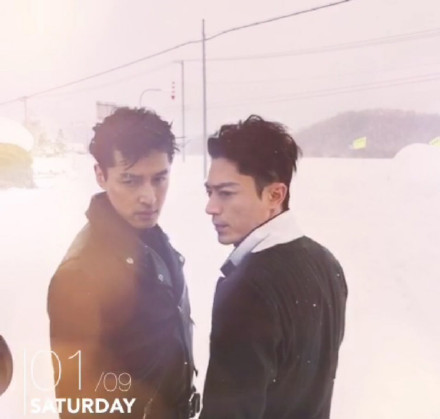 胡歌和霍建華為雜志拍攝了一組封面照，二人穿著同款風(fēng)衣，在白雪中端著咖啡，恩愛“虐狗”