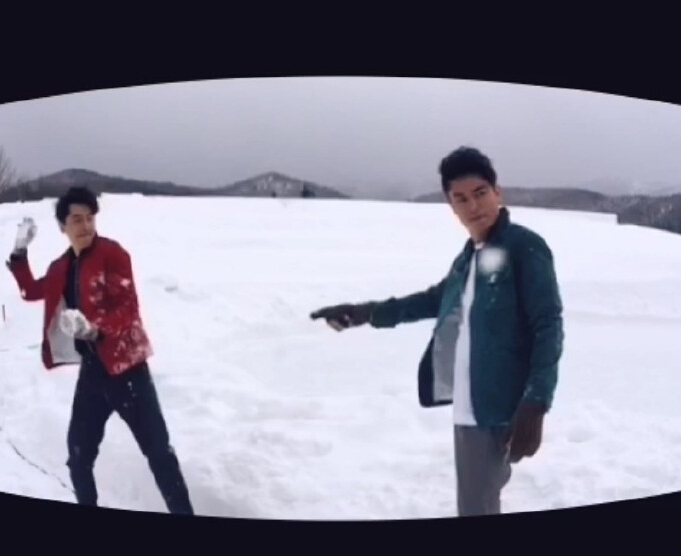 胡歌和霍建華為雜志拍攝了一組封面照，二人穿著同款風(fēng)衣，在白雪中端著咖啡，恩愛“虐狗”