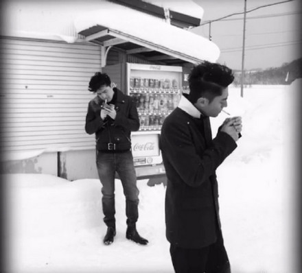 胡歌和霍建華為雜志拍攝了一組封面照，二人穿著同款風(fēng)衣，在白雪中端著咖啡，恩愛“虐狗”