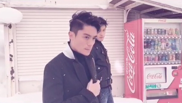 胡歌和霍建華為雜志拍攝了一組封面照，二人穿著同款風(fēng)衣，在白雪中端著咖啡，恩愛“虐狗”