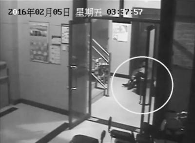 小區(qū)監(jiān)控視頻截圖，兩人一坐一跪竟聊了十多分鐘。