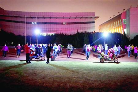 昨晚，松江體育場秩序井然，兩隊廣場舞被有序地分散在了不同區(qū)域。