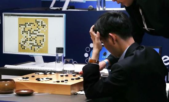 復(fù)盤階段李世石也在不停撓頭。