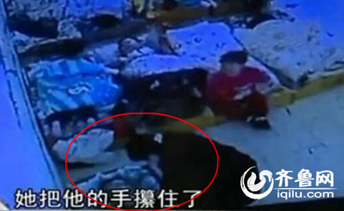 孩子午睡時候睜眼，老師攥住孩子的手，打臉。