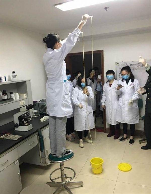 愛吃生肉惹的禍!男子體內(nèi)取出5米長寄生蟲(圖)