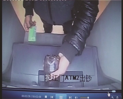 男子將可樂倒進取款機。