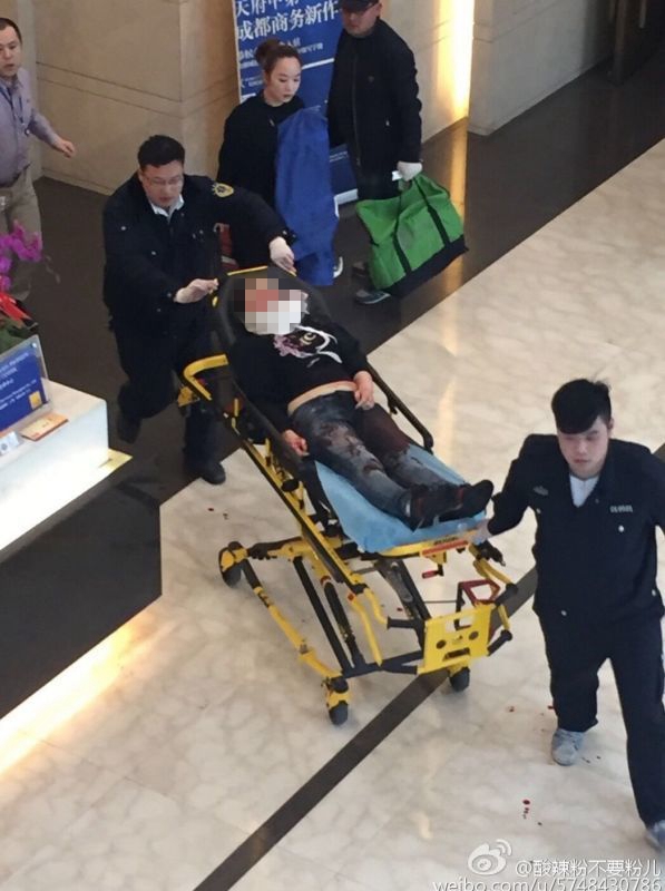 圖說：一名被砍女子被送往醫(yī)院。網(wǎng)友圖