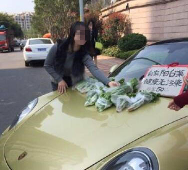 開保時捷賣菜走紅 網(wǎng)友：炒作無底線 自稱陽臺菜健康無污染，只賣“懂貨”的人