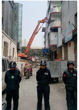 根據(jù)《太原市和小 店區(qū)平陽(yáng)路街道親賢城中村改造拆遷安置補(bǔ)償方案》，結(jié)合親賢實(shí)際，親賢社區(qū)補(bǔ)償安置采取“商業(yè)用房安置+小戶型公寓住宅安置+貨幣補(bǔ)償”的方式，其中每分 （0.1 畝）置換商業(yè)用房50平方米+小戶型公寓住宅80平方米+貨幣補(bǔ)償20萬(wàn)元人民幣。（拍攝：2015年9月17日）