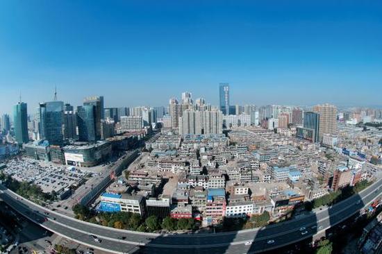 經(jīng)過(guò)4個(gè)多月的推進(jìn)，親賢社區(qū)的拆遷工作進(jìn)展緩慢，原定于2015年10月底完成的拆遷，在10月中旬時(shí)仍停留在對(duì)部分住戶進(jìn)行插花式拆除。(拍攝：2015年10月16日)