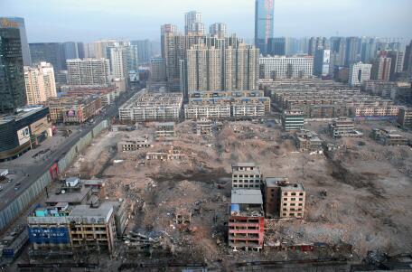 2016年元旦假期后的第一個(gè)工作日，記者從長(zhǎng)風(fēng)大街某高樓俯瞰正在拆遷中的親賢西北片區(qū)。經(jīng)過(guò)半年多推進(jìn)，這一片區(qū)只留下十余處建筑等待拆除。(拍攝：2016年1月4日)