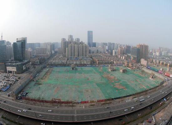 2016年4月，經(jīng)過(guò)持續(xù)攻堅(jiān)，親賢社區(qū)西北片區(qū)的拆遷工作基本告一段落，但在鋪設(shè)了防塵綠網(wǎng)的空地中，至今仍有3戶居民選擇了“堅(jiān)守”。(拍攝：2016年4月4日)