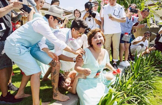 包貝爾婚禮時，賈玲和柳巖都出任伴娘