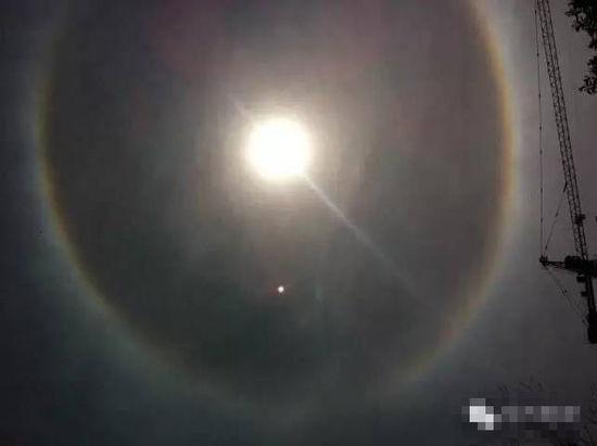 上?，F(xiàn)UFO 專家稱光圈是日暈亮點或是飛行器(圖)