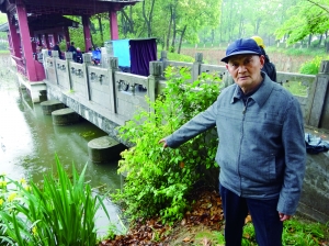 商老說，他就是在這兒把孩子拽上岸的