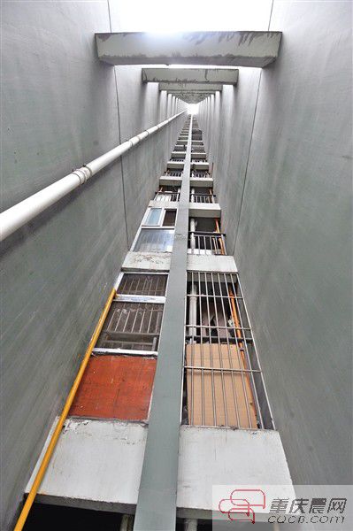 小孩就是從這幢樓的21樓墜下來的。