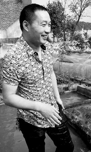 救出小孩上后，楊文利一身糞水。