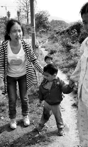 獲救小孩及其母親段曉霞。