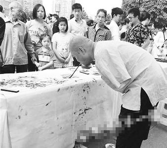 黃國(guó)富在作畫(huà)。資料照片