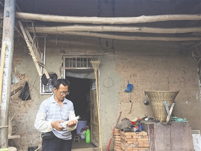 徐某父親說(shuō)起兒子偷渡的事情，有些難以開(kāi)口。