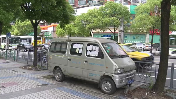 被棄置在人行道上的面包車。