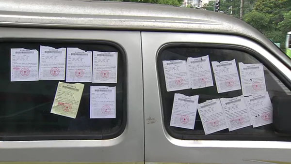 面包車上滿滿貼了14張罰單。