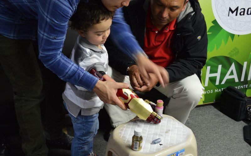 3歲殘疾男童裝上“鋼鐵右臂” 變鐵臂阿童木 3歲殘疾男童裝上“鋼鐵右臂” 變鐵臂阿童木