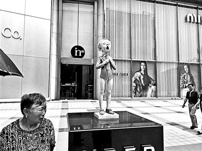 王府井in88購物中心西側(cè)，“小男孩”下半身衣不遮體