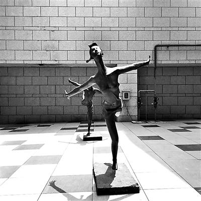 常營長楹龍湖天街樓下，“年輕女孩”胸部暴露