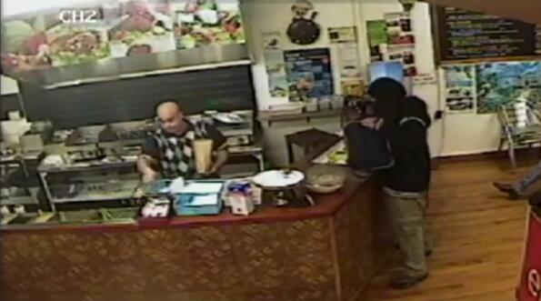 燒烤店老板走紅網(wǎng)絡(luò) 表現(xiàn)淡定不理會搶劫 燒烤店老板走紅網(wǎng)絡(luò) 表現(xiàn)淡定不理會搶劫