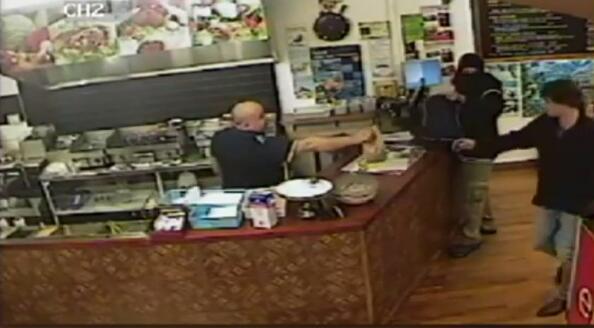 燒烤店老板走紅網(wǎng)絡(luò) 表現(xiàn)淡定不理會搶劫 燒烤店老板走紅網(wǎng)絡(luò) 表現(xiàn)淡定不理會搶劫