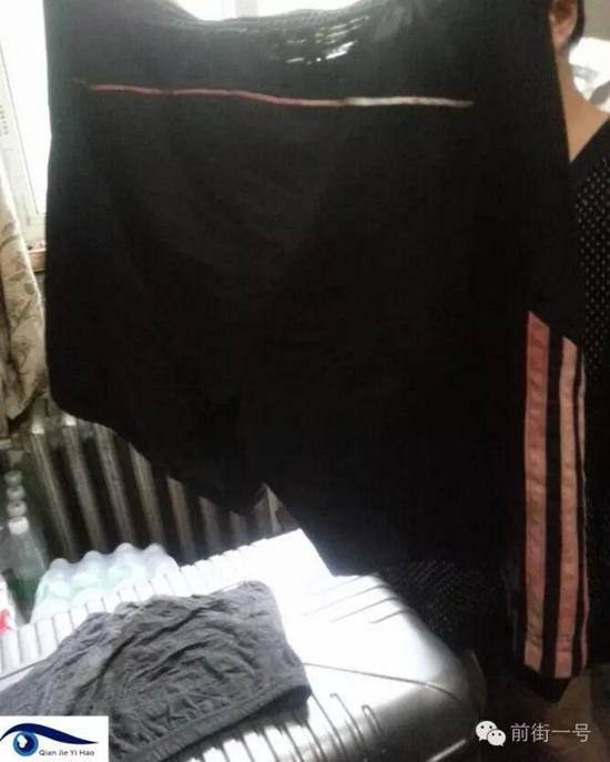 李律師所穿褲子也沾染血跡。