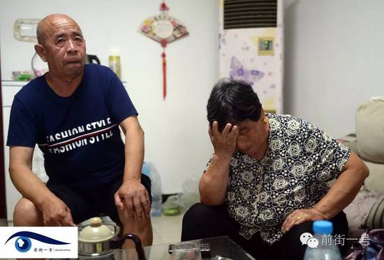 李亞榮的公婆談及李亞榮時(shí)淚流不止。