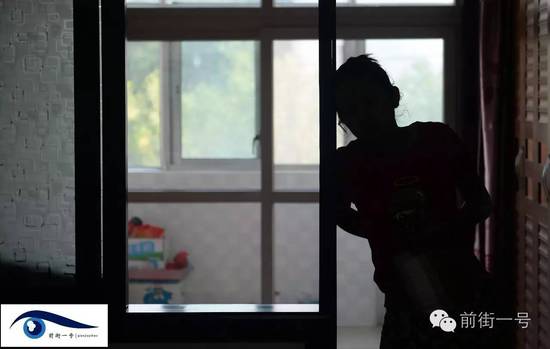 小金扶腰站在家中。