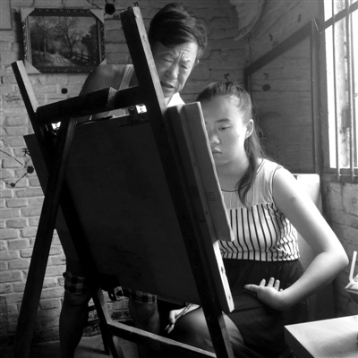 　女兒畫畫，父親在一旁指導