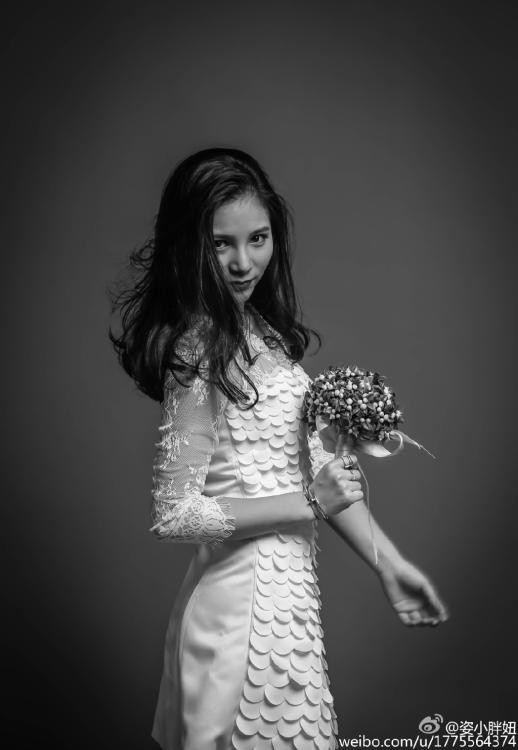 何姿秀黑白婚紗寫真 長(zhǎng)發(fā)飄飄美麗動(dòng)人