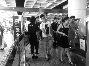 南京地鐵新街口站，大多數(shù)市民自覺(jué)配合安檢