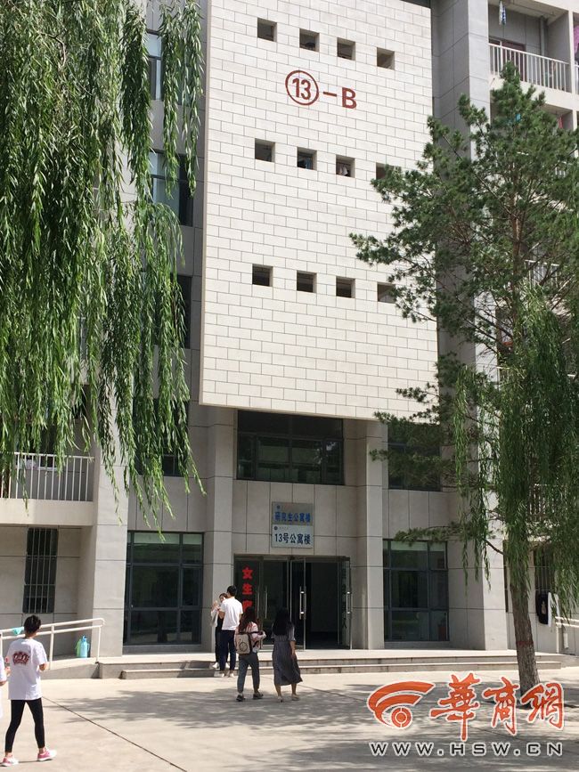 8月30日，榆林學院有學生發(fā)微博對女生宿舍樓住進男生提出質(zhì)疑。9月3日，學校宣傳部門回應，女生宿舍樓里確實住著3名男研究生，但該樓的格局是套間，跟單元房一樣是獨立的，大學應有包容的精神。