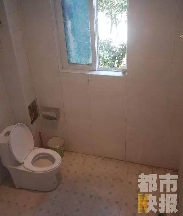 西安市戶縣草堂鎮(zhèn)的李家?guī)r村，有多戶人家經營著農家樂，但昨晚發(fā)生的這件事情打破了這里的寧靜。村民：“縣上的、鎮(zhèn)上的警察，還有村干部好多人在那兒，說是女的在衛(wèi)生間生產，把娃從窗子扔下來?！鞭r家樂員工：“(聽說)直接從二樓扔下來了，呀，太殘忍了?！弊蛲淼氖拢芏嗳私裨绮怕犝f，震驚之余更感到惋惜。記者今天在高冠西五巷口找到了大家所說的農家樂，一夜過去了，作為和那名女顧客有過交集的老板娘，心情仍然很沉重。