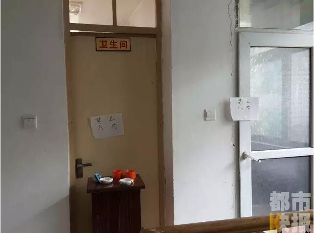 當馮女士走出大門，繞到院子的側面時，衛(wèi)生間窗戶下方草叢中的一幕，讓她驚出了一身冷汗。農家樂老板娘馮女士：“就是孩子，旁邊帶著胎盤?！弊蛲硎稽c半事發(fā)后，馮女士報了警，很不幸，男嬰已經死亡。涉及的兩個房間，暫時被封鎖，里面已經清理干凈。隨后記者也從轄區(qū)草堂派出所了解到，這兩男一女三人是朋友關系，女子的年齡大概是二十二三歲。該女子事發(fā)后被送往醫(yī)院，同行的兩名男子當時被警方帶去派出所接受了筆錄調查后，已經離開了派出所。